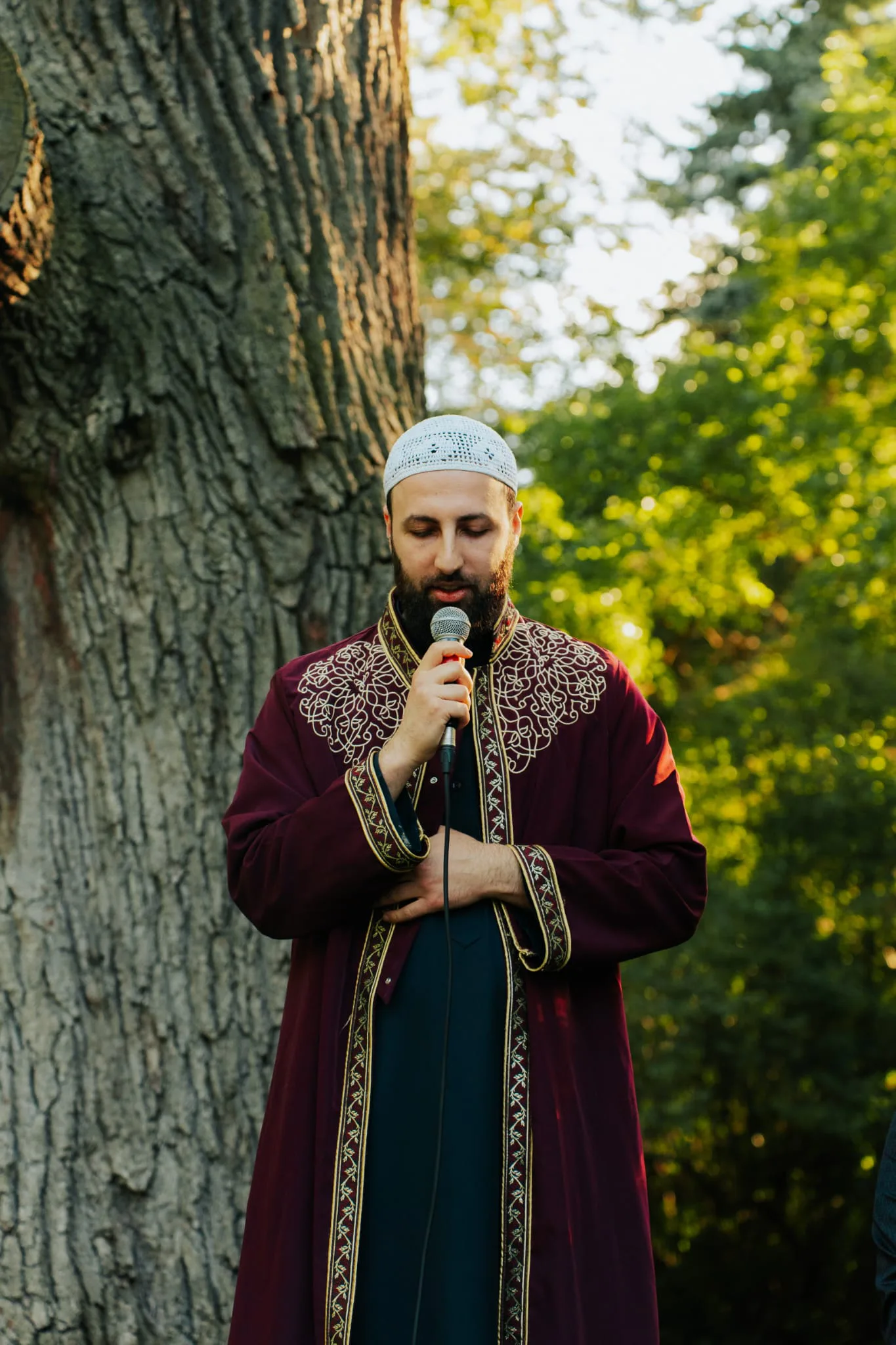 Imam Zaniar Ahmad delivering an outdoor Islamic talk
